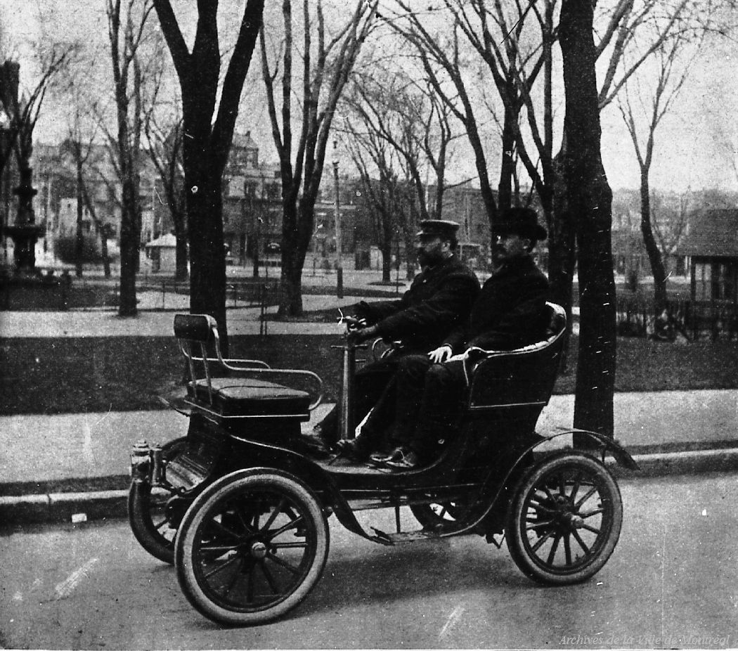 Ucal-Henri Dandurand et sa voiture De Dion-Bouton, entre 1903 et 1912, VM94-P220. Archives de la Ville de Montréal