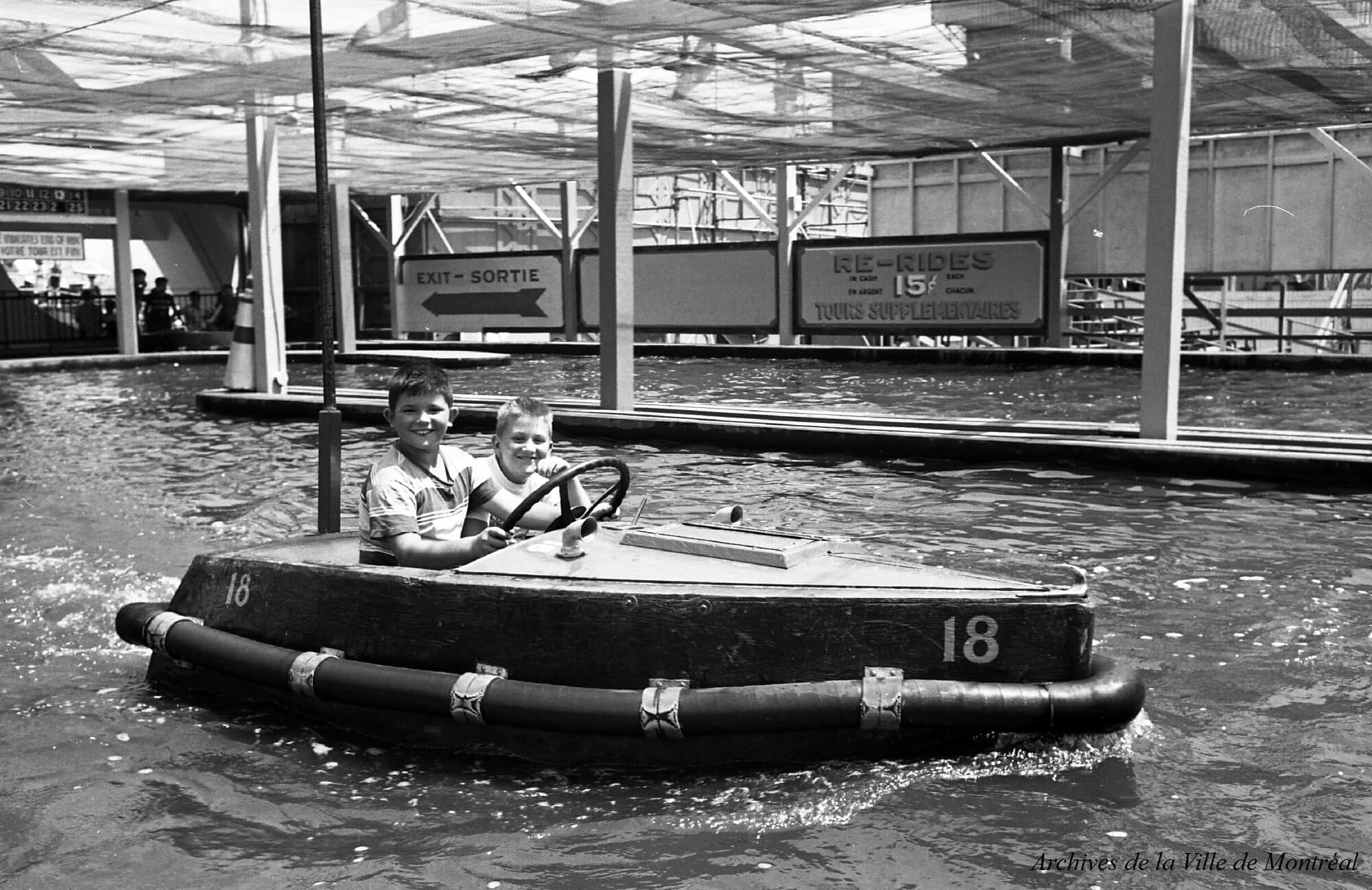 Au parc Belmont - dans les bateaux tamponneurs